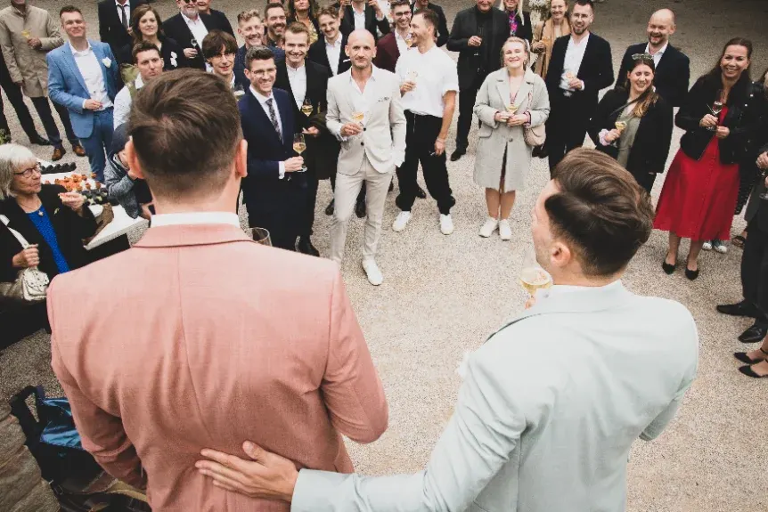 Hochzeitsfotograf Leipzig – Hochzeitspaar wird von der Gesellschaft mit Sekt gefeiert